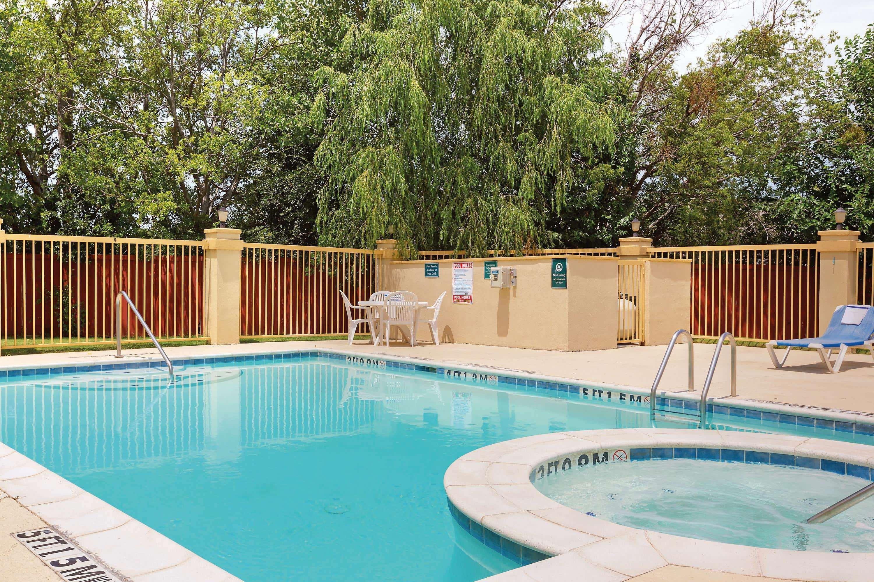 La Quinta By Wyndham Cleburne Hotel Bagian luar foto
